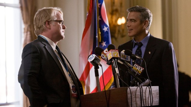 Philip Seymour Hoffman e George Clooney e no filme Tudo Pelo Poder, dirigido pelo próprio Clooney
