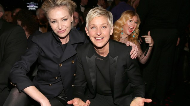 A cantora Kelly Clarkson aparece na foto da atriz Portia de Rossi com a comediante Ellen DeGeneres durante a cerimônia do Grammy em 2013