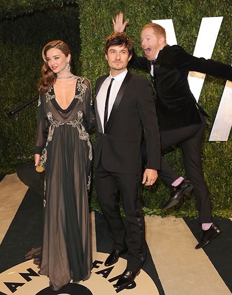 O ator Jesse Tyler Ferguson aparece saltando na foto de Orlando Bloom ao lado de Miranda Kerr durante a festa do Oscar promovida pela Vanity Fair em 2013