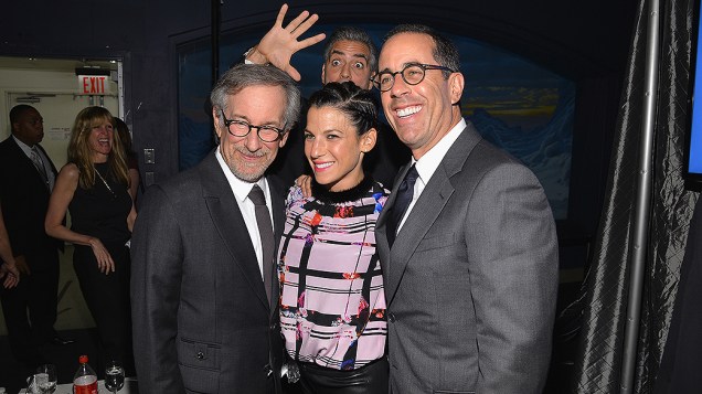 George Clooney brinca para aparecer na foto com Steven Spielberg, Jessica Seinfeld e Jerry Seinfeld durante evento em Nova York