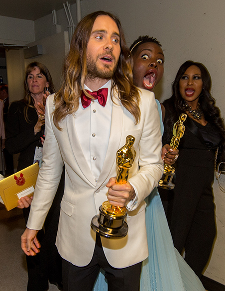 Lupita Nyongo faz careta na foto de Jared Leto nos bastidores da cerimônia do Oscar 2014