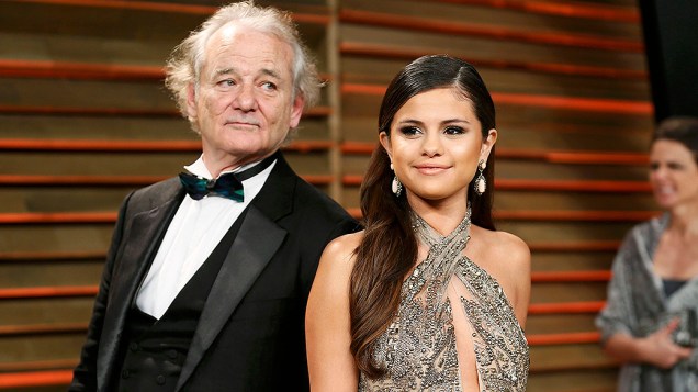 O ator Bill Murray invade foto da cantora Selena Gomez na chegada para a festa do Oscar 2014