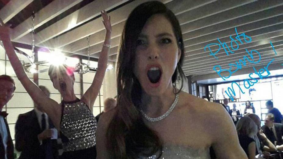 Anne Hathaway faz photobomb na foto de Jessica Biel durante festa do Oscar 2014