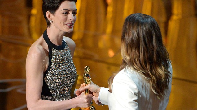 Anne Hathaway entrega o Oscar de melhor Ator coadjuvante para Jared Leto, por sua atuação no filme Clube de Compras Dallas