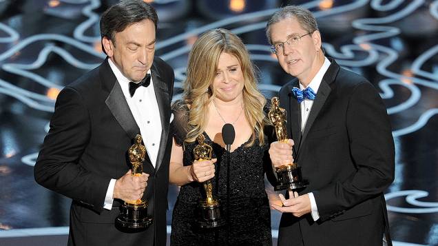 O produtor Peter Del Vecho (esq.), e os diretores Jennifer Lee e Chris Buck com Oscar de melhor Animação pelo filme Frozen