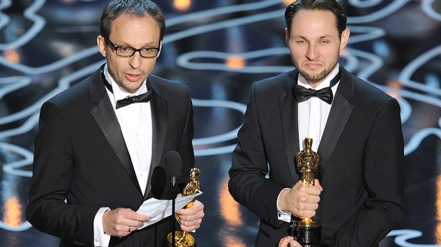 Os cineastas Laurent Witz e Alexandre Espigares com Oscar de melhor Animação curta-metragem por Mr. Hublot