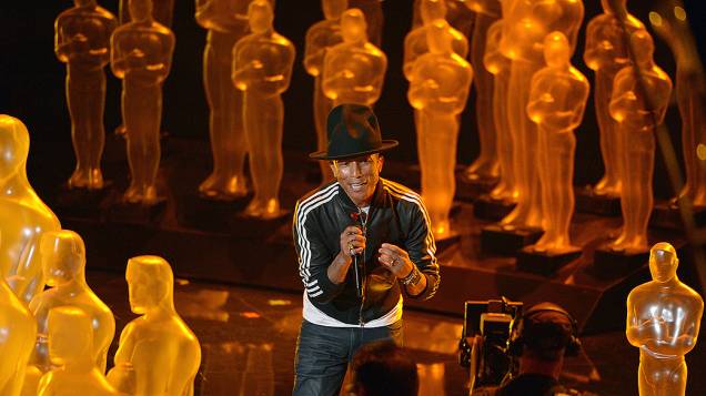 Pharrell Williams apresenta a canção Happy do filme Meu Malvado Favorito 2 durante o Oscar 2014