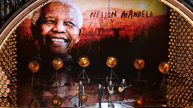 U2 canta pela primeira vez ao vivo a música Ordinary Love, trilha do filme Mandela: Long Walk to Freedom, que foi indicada na categoria de canção original
