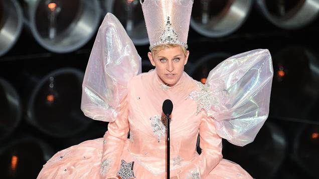Ellen Degeneres veste uma fantasia de fada misturada com princesa para chamar ao palco Jennifer Garner e Benedict Cumberbatch, apresentadores da categoria de direção de arte