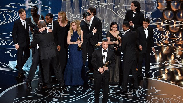 Brad Pitt com o elenco de 12 Anos de Escravidão que levou o prêmio de melhor filme no Oscar 2014