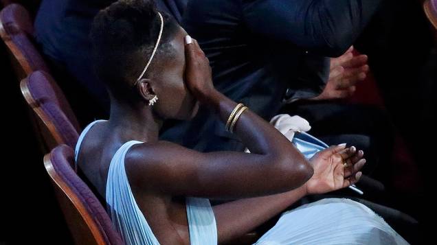 Lupita Nyongo emocionada ao receber o Oscar de melhor atriz coadjuvante, por sua atuação no filme 12 Anos de Escravidão