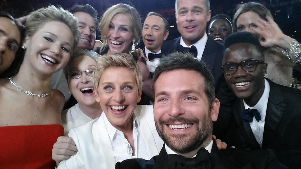 Ellen Degeneres reúne Brad Pitt, Julia Roberts, Meryl Streep e outros “selfie” durante cerimônia do Oscar
