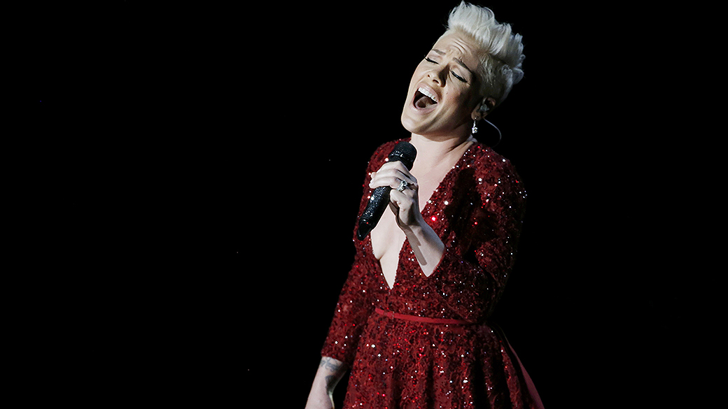 Em homenagem aos 75 anos do filme O Mágico de Oz, a cantora Pink canta o clássico Somewhere Over the Rainbow no palco do Oscar