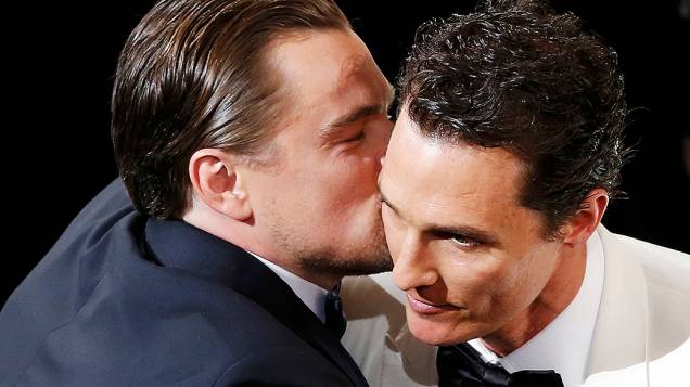 Leonardo DiCaprio cumprimenta Matthew McConaughey que levou a estatueta de melhor ator, pela atuação em Clube de Compras Dallas