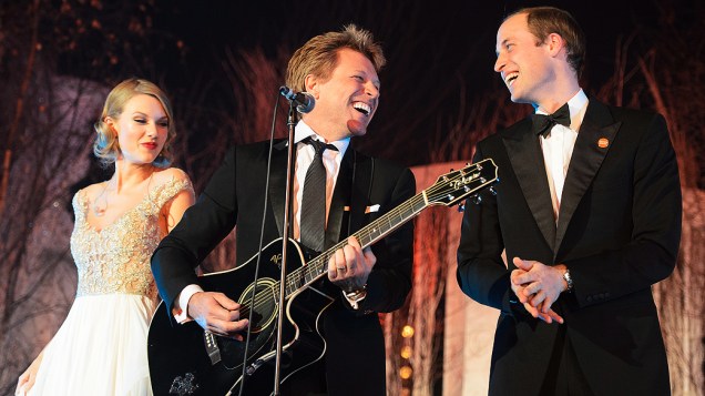 Príncipe William, duque de Cambridge, canta ao lado de Jon Bon Jovi e Taylor Swift no Jantar de Gala Centrepoint, no Palácio de Kensington, em Londres