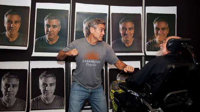 George Clooney nos bastidores do ensaio do fotógrafo Chuck Close com celebridades de Hollywood