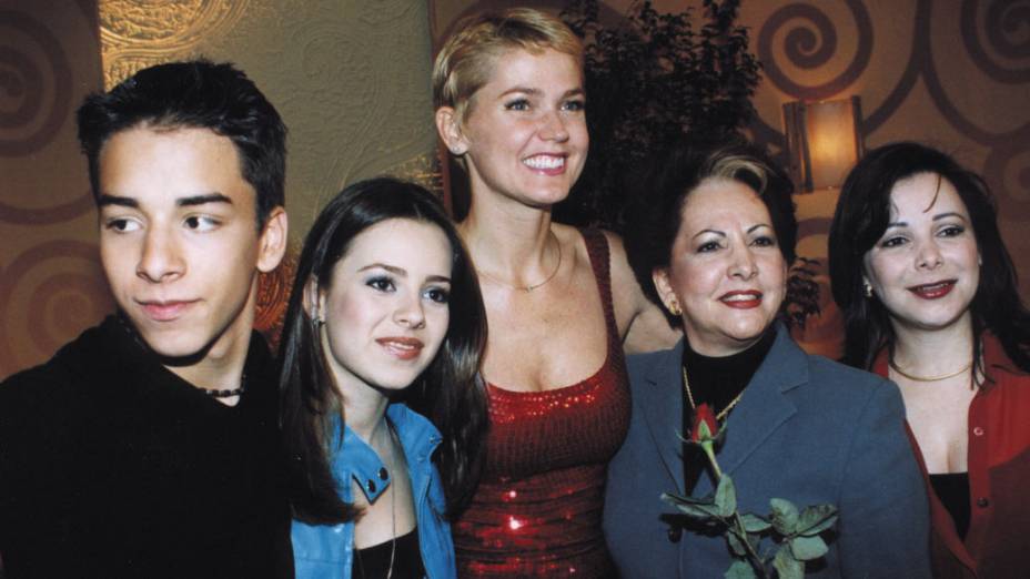 Xuxa com Sandy e Junior, a avó deles Dona Mariazinha, e a mãe Noely, no programa Mais Você, da TV Globo em 2000