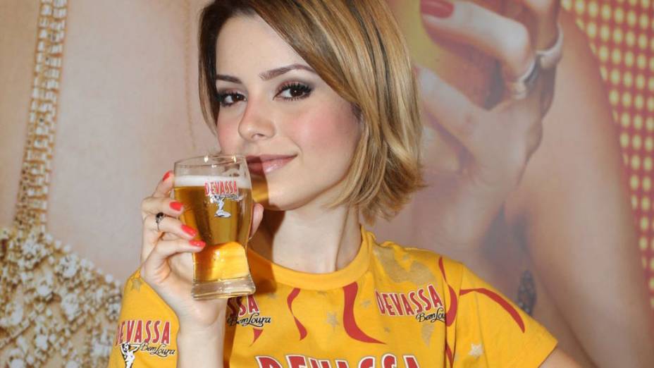 Sandy como garota propaganda da cerveja Devassa em 2011