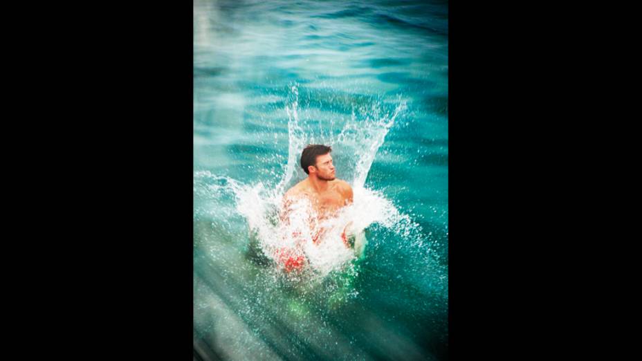 O ator Scott Eastwood participa de ensaio fotográfico para a revista americana Town & Country