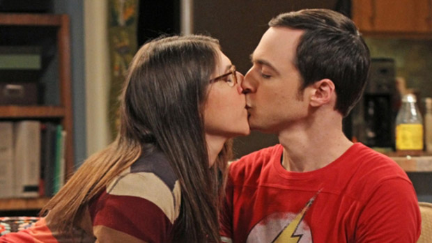 Amy (Mayim Bialik) beija Sheldon (Jim Parsons) em cena da série The Big Bang Theory