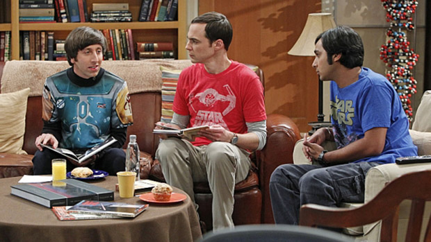 Howard (Simon Helberg), Sheldon (Jim Parsons) e Raj (Kunal Nayyar) cena da série The Big Bang Theory