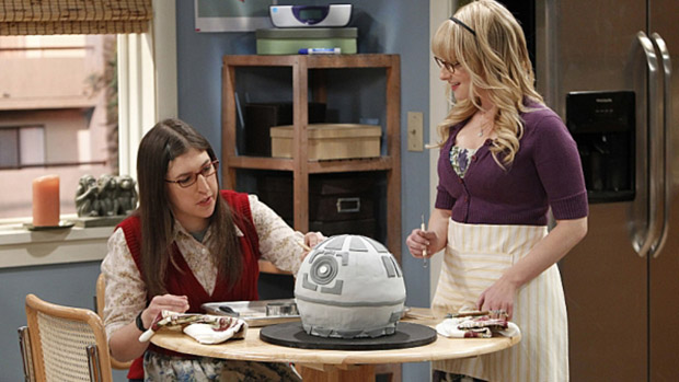 Amy (Mayim Bialik) e Melissa Rauch (Bernadette) em cena da série The Big Bang Theory