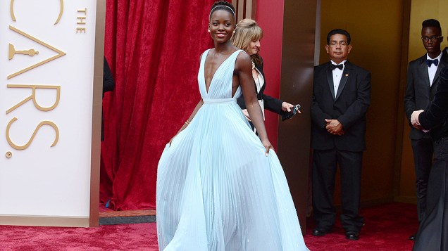 Lupita Nyongo no tapete vermelho da cerimônia do Oscar 2014