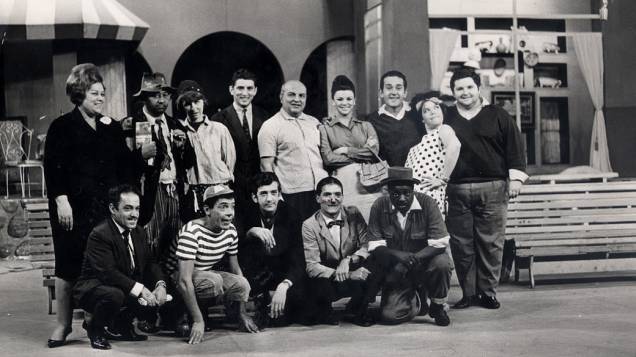 Jô Soares (à dir.) com os integrantes do programa Praça da Alegria, criado por Manoel de Nóbrega para a TV Paulista, estreado em 1953