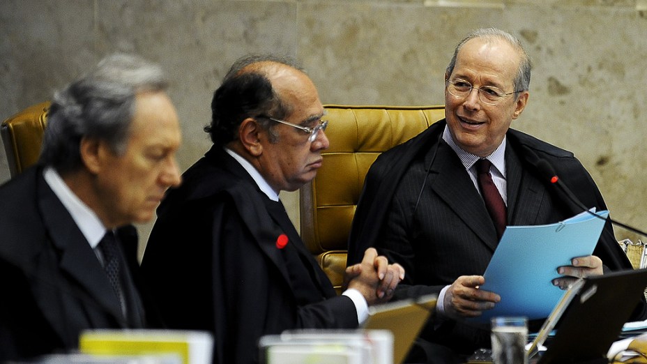 Ministro Celso de Mello durante o julgamento do mensalão, em 10/10/2012