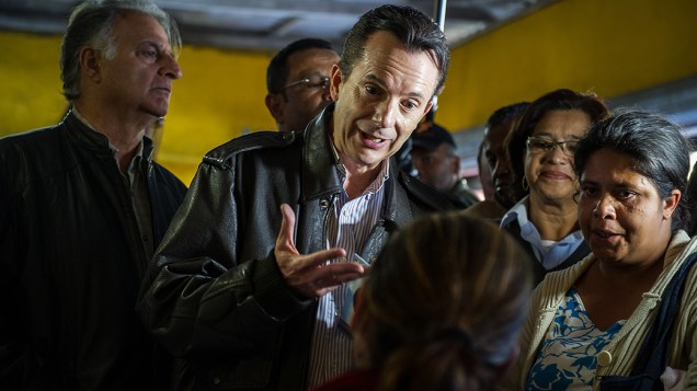 Celso Russomanno, candidato à prefeitura de São Paulo conversa com eleitores