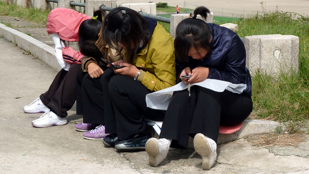 Norte-coreanas utilizando celular, em Pyongyang