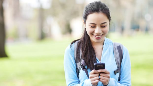 Muito tempo de uso do celular prejudica os estudos e causa ansiedade em universitários, diz estudo