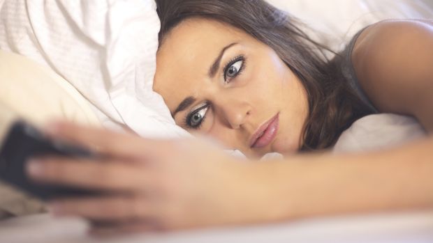 Celular: Para ter uma boa noite de sono, jovens devem deixar de usar o celular antes de dormir