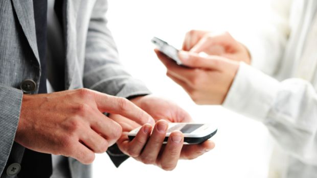 Comportamento: para 20% dos profissionais ouvidos pela pesquisa, o simples ato de deixar o telefone sobre a mesa em um almoço de trabalho foi considerado rude