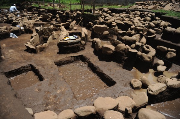 Tumbas de pedra de 800 anos na cidade de Tres Rios, na Costa Rica, onde foram encontrados esqueletos de 26 pessoas, entre crianças e adultos