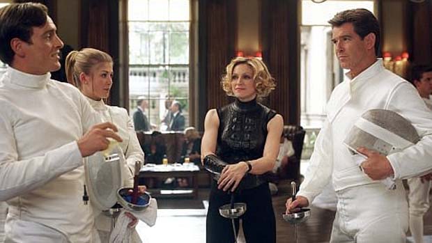 Cena do filme 007 - Um Novo Dia para Morrer (2002). A despedida de Brosnan do papel teve direito até à participação de Madonna no longa