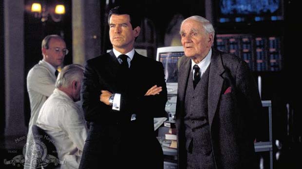 Cena do filme 007 - O Mundo Não É o Bastante (1999). Brosnan deu ar mais certinho a Bond, que passou a tratar melhor as mulheres