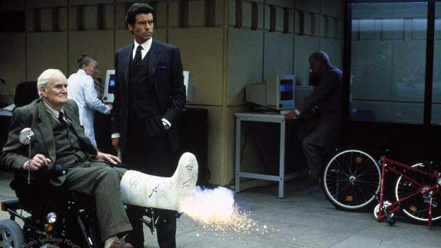 Cena do filme 007 contra GoldenEye (1995), a estreia de Pierce Brosnan como James Bond