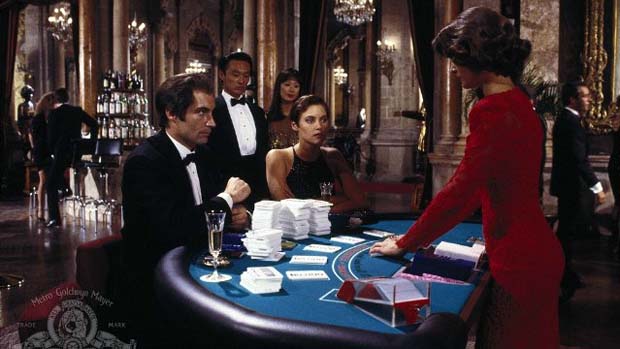 Cena do filme 007 - Permissão para Matar (1989), que já é a despedida de Timothy Dalton, o James Bond menos sedutor da franquia.