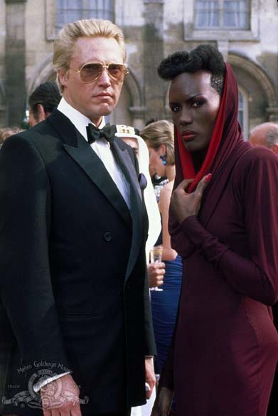 Cena de 007 - Na Mira dos Assassinos (1985), último longa da série com Roger Moore