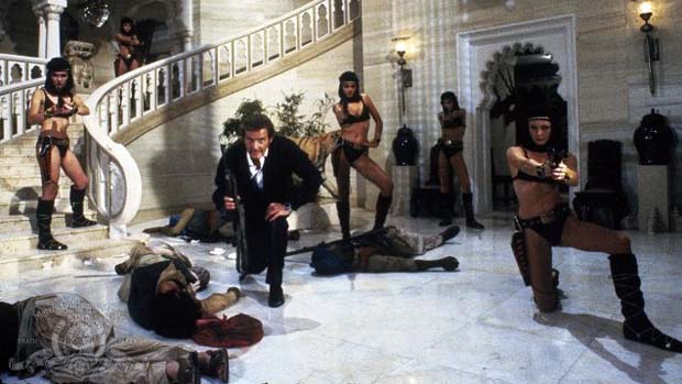Cena do filme 007 contra Octopussy (1983), penúltimo filme com Moore no papel de Bond