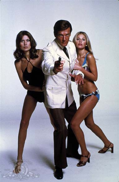Cena do filme 007 contra o Homem com a Pistola de Ouro (1974), com Moore, que ficou no papel por doze anos