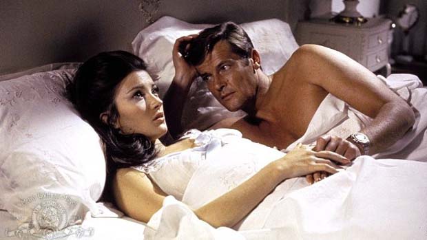 Cena do filme Com 007 Viva e Deixe Morrer (1973). O primeiro dos sete longas com Roger Moore no papel de Bond