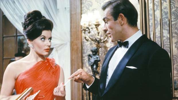 Cena do filme Dr. No (1962), com Sean Connery como James Bond, papel que ele faria seis vezes