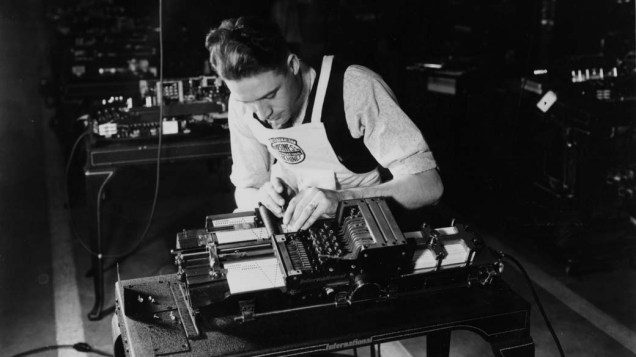1923 - Os cartões perfurados IBM possibilitam projetos em grande escala, como a realização do Censo Americano