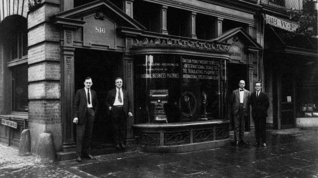 1924 - Com ambições globais, a empresa muda seu nome para International Business Machines e opera, hoje, em 170 países