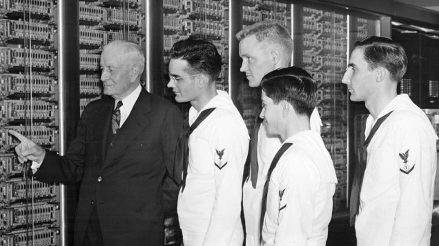 1944 - A calculadora automática sequencial de cinco toneladas da IBM é a primeira máquina capaz de realizar automaticamente cálculos complexos
