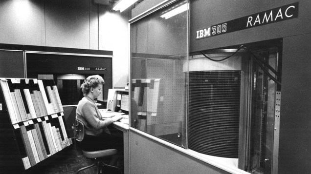 1956 - A IBM desenvolve o RAMAC (Random Access Method of Accounting and Control), primeira unidade de disco rígido magnético, dando início à indústria de armazenamento de dados