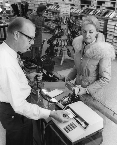 1969 - Criação das linhas magnéticas dos cartões de crédito – ainda onipresente nas carteiras de identidade, licenças de motoristas e nos cartões de banco e crédito