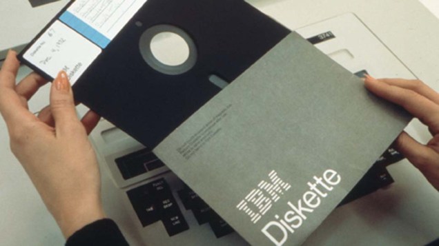 1971 - A IBM cria o disquete, que fez o armazenamento de dados muito mais eficaz e acessível e tornou possível o movimento de revolução do computador pessoal
